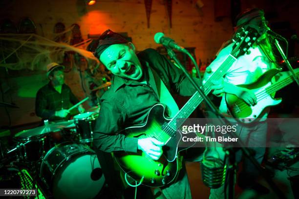 rock band performing in a garage bar - cantante principal cantante fotografías e imágenes de stock