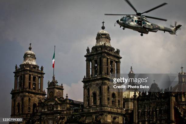 a military helicopter near the metropolitan cathedral in mexico city during the independence day parade - national day military parade 2012 stock pictures, royalty-free photos & images