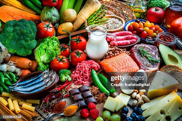 voedselachtergronden: tafel gevuld met grote verscheidenheid aan voedsel - rice food staple stockfoto's en -beelden