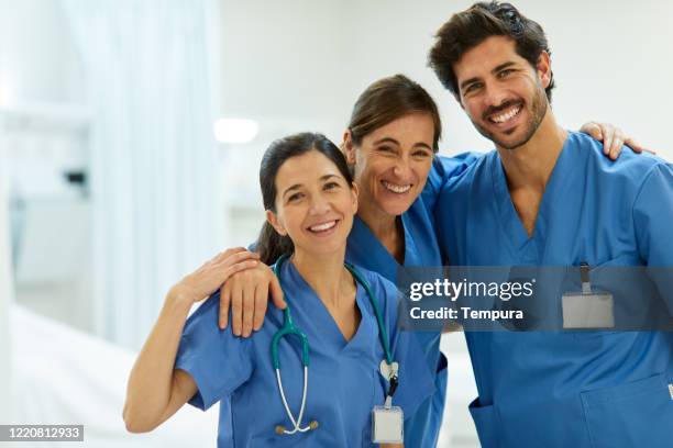portait von glücklichen team von helthcare-arbeiter, die in die kamera schauen. - drei personen stock-fotos und bilder