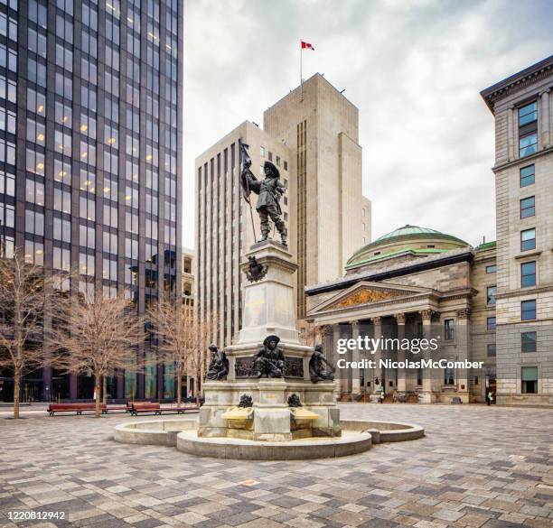 montreal place d'armes con maisonneuve monument in primo piano - sculpture canada foto e immagini stock