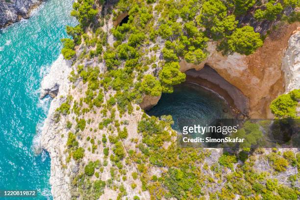 veduta aerea di una grotta con acqua, parco nazionale del gargano, puglia, italia - parco nazionale foto e immagini stock
