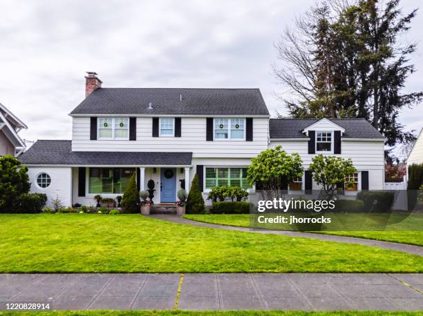 weiße amerikanische kolonialstil haus außen - einfamilienhaus modern stock-fotos und bilder