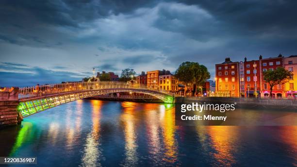 ha'penny bridge dublin dramatische onweersbui panorama ierland - dublin city stockfoto's en -beelden