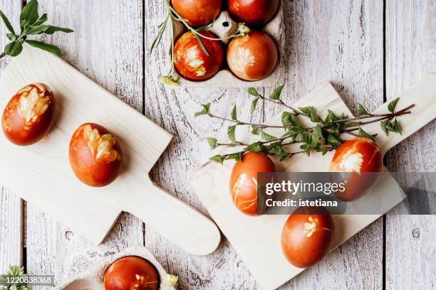 easter eggs dyed with onion shells and springtime  plants, sustainable living - dye stock pictures, royalty-free photos & images