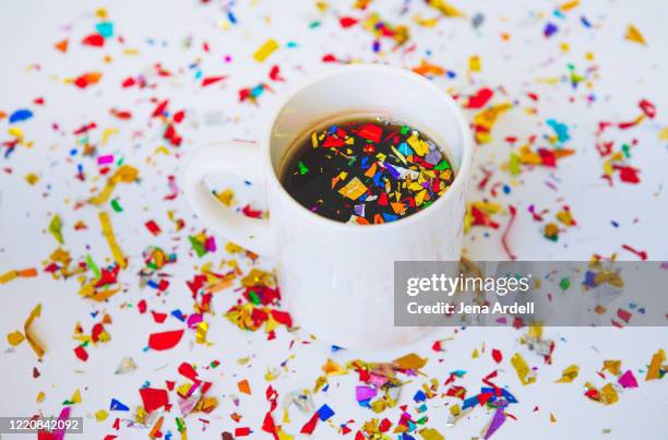 confetti in coffee, work party, office party background, celebration - jubileum werk stockfoto's en -beelden