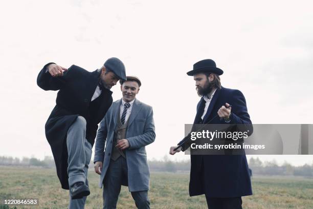 men ready to battle among empty place. - 1910 stock-fotos und bilder