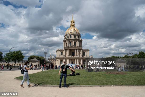 On the esplanade des Invalides, tough clashes between demonstrators and law enforcement forces in riot gear on the sidelines of the white coat...