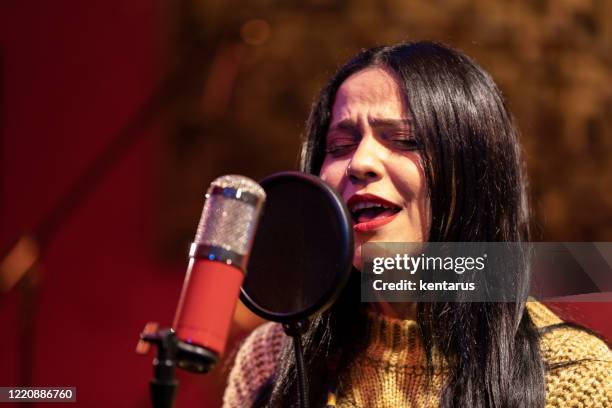 Media Form Singer Singer Studio Record Photos and Premium High Res Pictures - Getty Images
