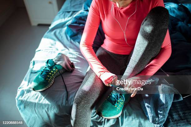 woman getting ready for a workout - sportswear stock pictures, royalty-free photos & images