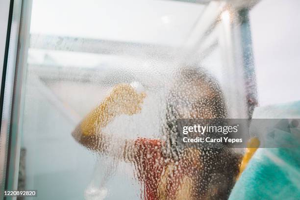 young woman cleaning windows - limpador de janela - fotografias e filmes do acervo