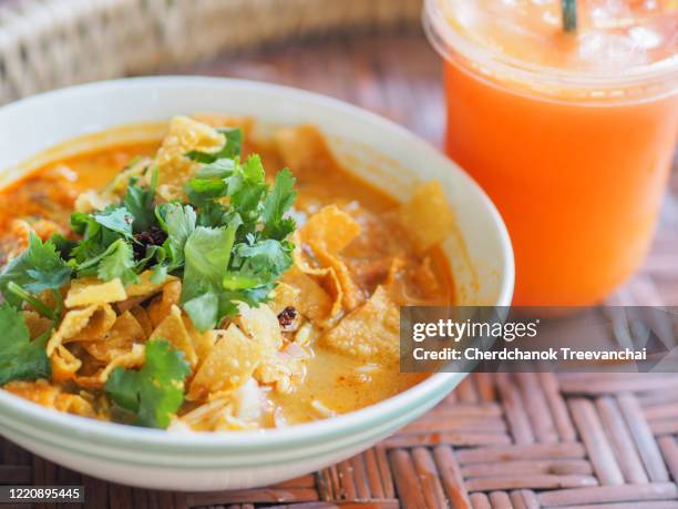 curry noodle with crispy fried wontons - fried dough stock pictures, royalty-free photos & images