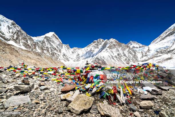 view at everest base camp in nepal. - campo base do monte everest imagens e fotografias de stock