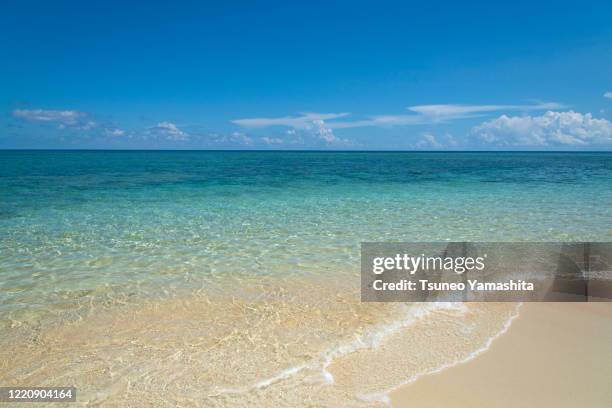blue sea and sky of hatoma island - okinawa blue sky beach landscape stockfoto's en -beelden