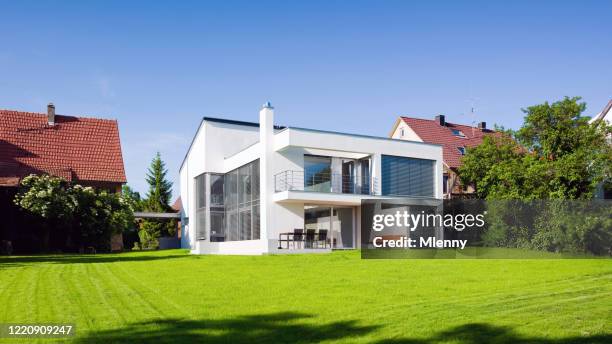 modern architectuur huis groen op groene de weide van de zomer - nieuwe woning stockfoto's en -beelden