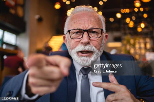 empresário sênior gritando para a câmera - pointing at camera - fotografias e filmes do acervo