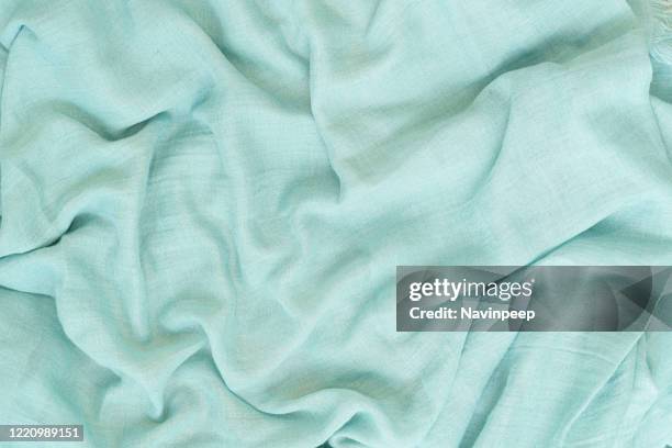 green wrinkled bedsheets - mint green photos et images de collection