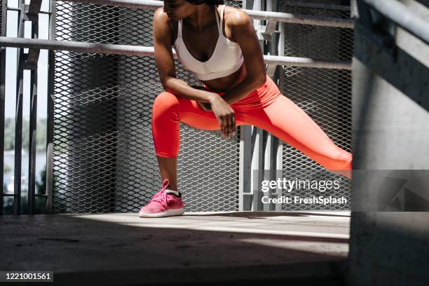 fit woman doing the side lunge exercise - lunge imagens e fotografias de stock