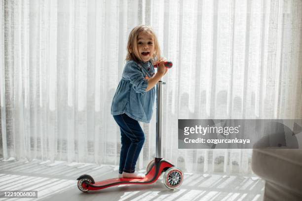 bambino carino di 2-3 anni che gioca con lo scooter a casa - 2 3 years foto e immagini stock