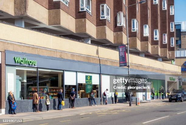 personas haciendo cola para entrar a waitrose durante las medidas de encierro de covid-19 - waitrose fotografías e imágenes de stock