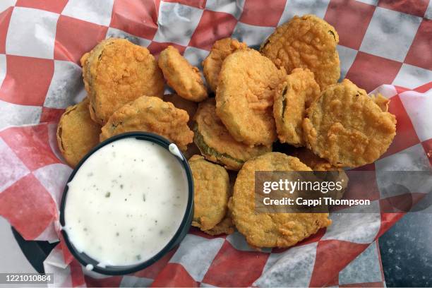 fried pickles appetizer in a basket and ready to eat. - pickles fotografías e imágenes de stock