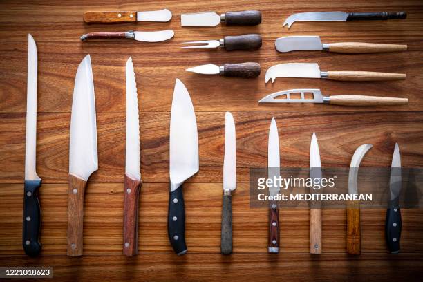 kitchen knifes inventory on wooden backgroun in a row - faca de cozinha imagens e fotografias de stock