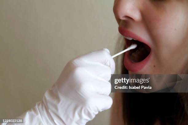 woman having swab test - botão-de-algodoeiro - fotografias e filmes do acervo