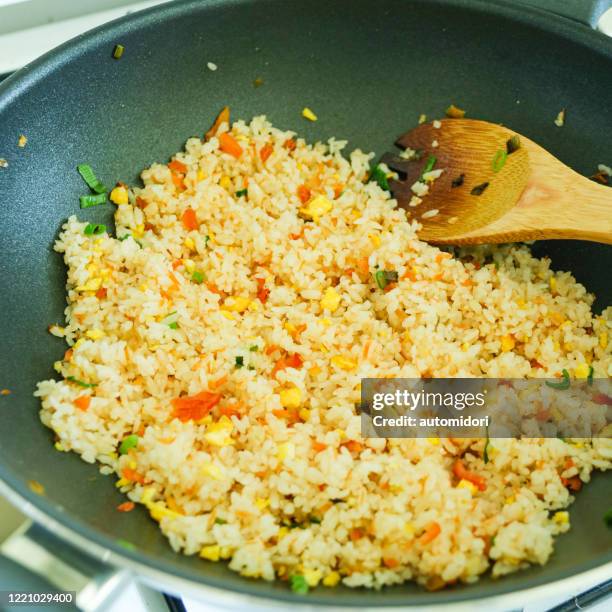 cooking salmon fried rice - arroz frito fotografías e imágenes de stock