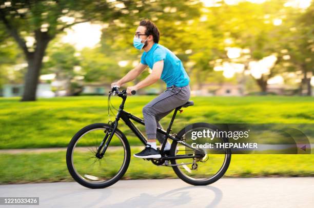 teenager radfahren auf der nachbarschaft - miami fahrrad stock-fotos und bilder