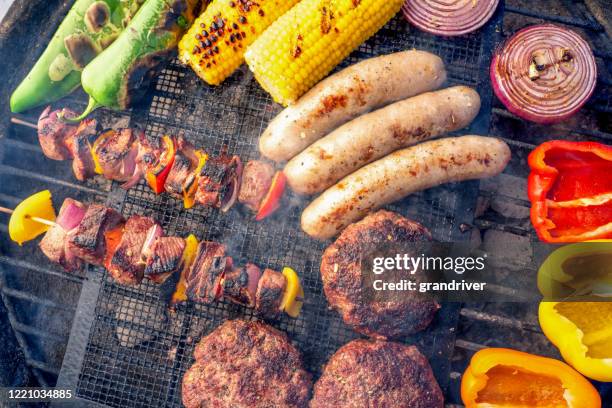 ein schönes gemischtes grillfleisch und frisches gemüse auf einem holzkohlegrill arrangiert - burger overhead stock-fotos und bilder