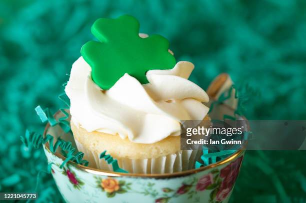 shamrock cupcake - cupcake teacup stock-fotos und bilder