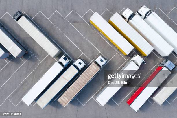 grande gruppo di camion alla fermata del camion, vista aerea - camion articolato foto e immagini stock