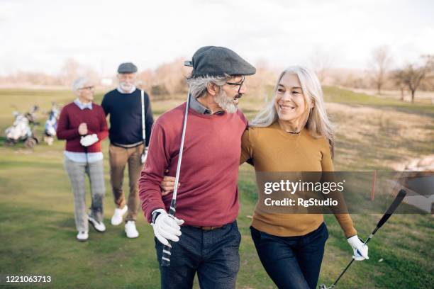 seniorer samlades för att njuta av golf tillsammans - golf player bildbanksfoton och bilder