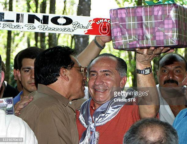El ex militar paraguayo Lino Cesar Oviedo recibe un obsequio de sus simpatizantes el 21 de setiembre 2003 en Foz de Iguazu, Brasil, frontera con...