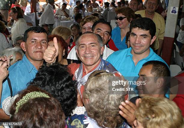 El ex militar paraguayo Lino Cesar Oviedo recibe el saludo de sus simpatizantes el 21 de setiembre 2003 en Foz de Iguazu, Brasil, frontera con...