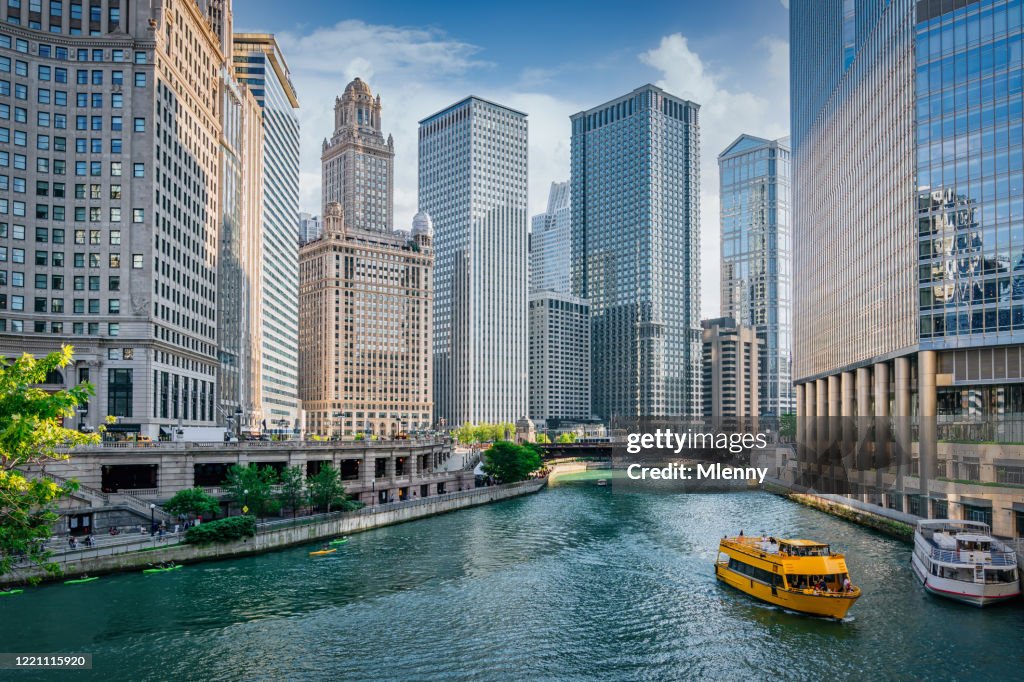 Chicago River Cityscape Water Taxi Tourboat Cruising en verano