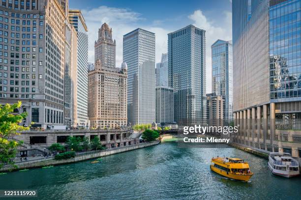 chicago river cityscape water taxi tourboat cruising en été - chicago illinois photos et images de collection