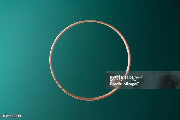sphere and circle levitation - semplicità foto e immagini stock