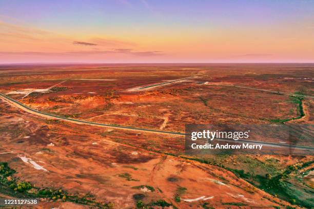 white cliffs, opal mining town, australia, aerial photography - airport aerial view photos et images de collection