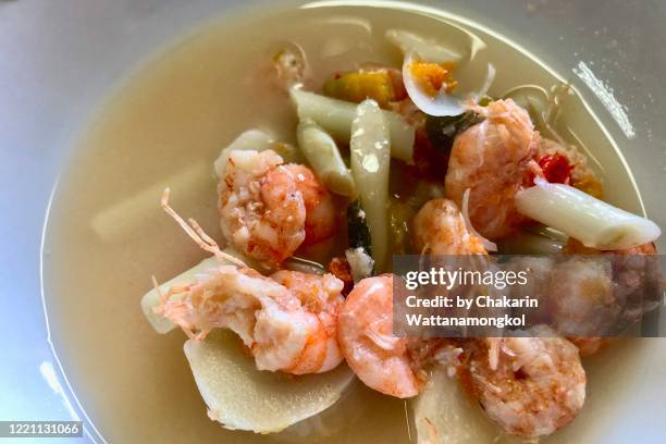 thai seafood background : tom yum soup with prawn and herbs. - tom yum suppe stock-fotos und bilder