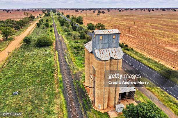 old concrete grain silo with farm, railway track and highway, agriculture in australia, aerial photography - dubbo australia - fotografias e filmes do acervo