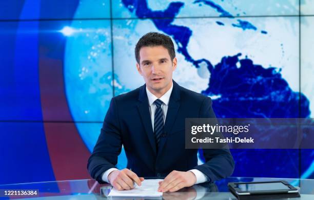 lector de noticias en television studio - comentarista presentador fotografías e imágenes de stock