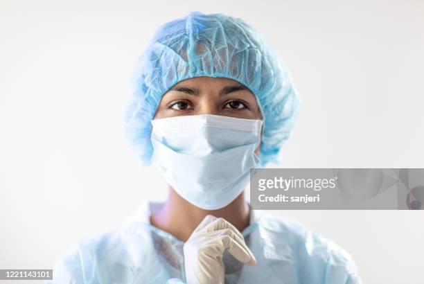 portret van een wetenschapper die volledig beschermend kostuum draagt - infection prevention stockfoto's en -beelden