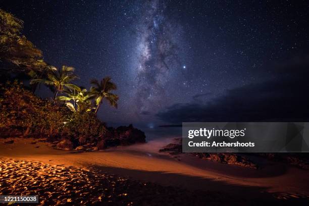 milky way galaxy sets over the ocean and sandy tropical beach - wailea ストックフォトと画像