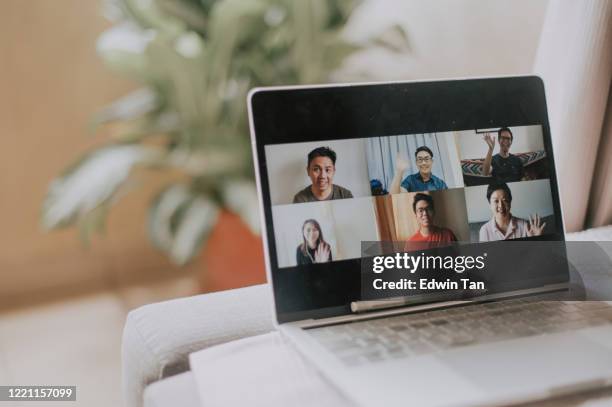 una mujer china asiática que trabaja en casa usando la reunión de videoconferencia portátil - social distancing fotografías e imágenes de stock