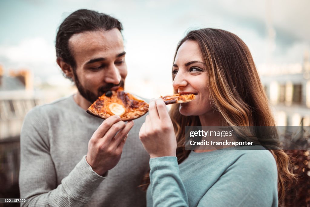 Paar dat samen een snack aten