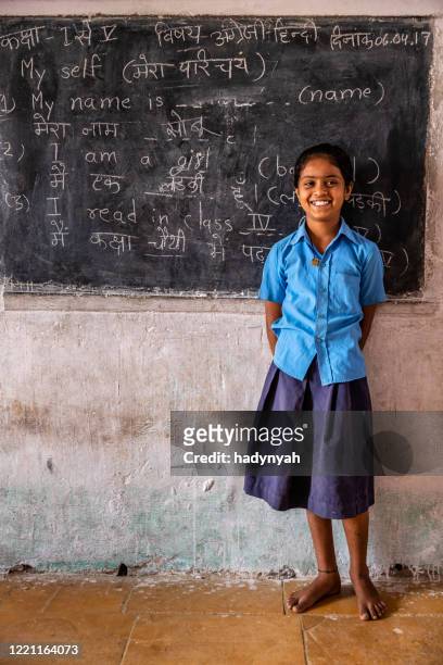 indische schülerin im klassenzimmer - indian child stock-fotos und bilder