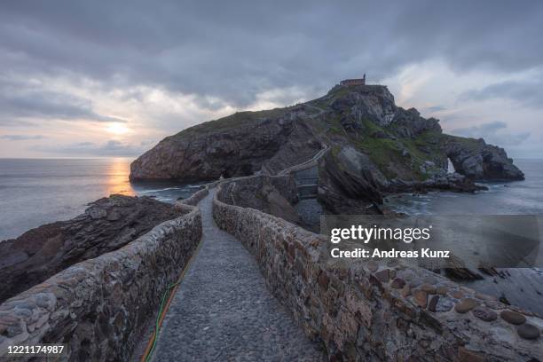 gaztelugatxe in spain - gaztelugatxe fotografías e imágenes de stock