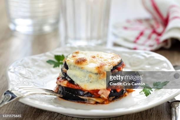 eggplant parmesan - parmesan fotografías e imágenes de stock