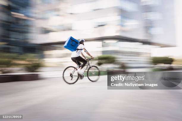 lebensmittel und lieferungen liefermann in bewegung unscharf - delivery bike stock-fotos und bilder